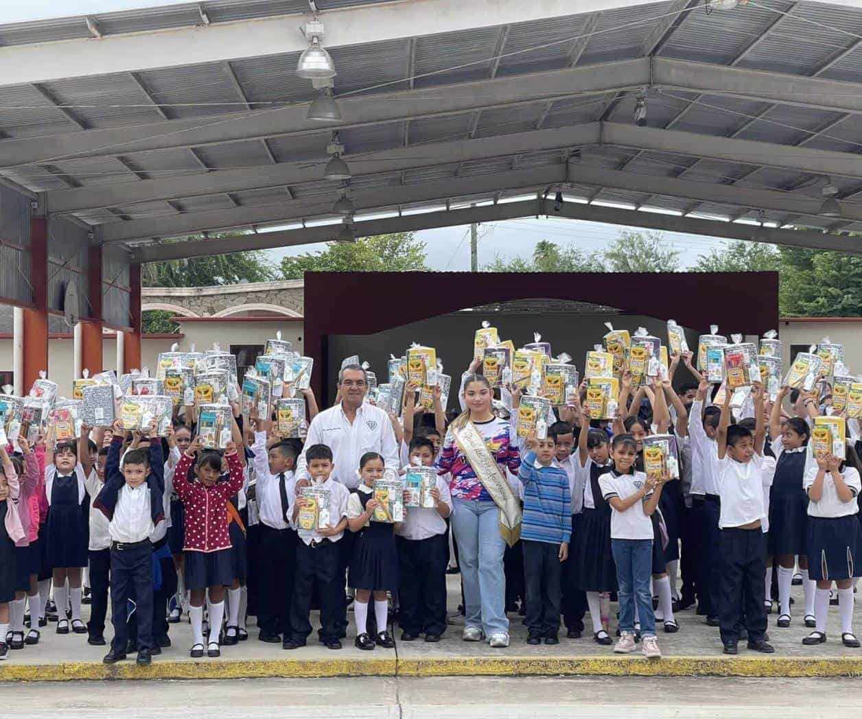 Llevan útiles escolares a escuelas de Ciudad Mier Llevan útiles escolares a escuelas de Ciudad Mier