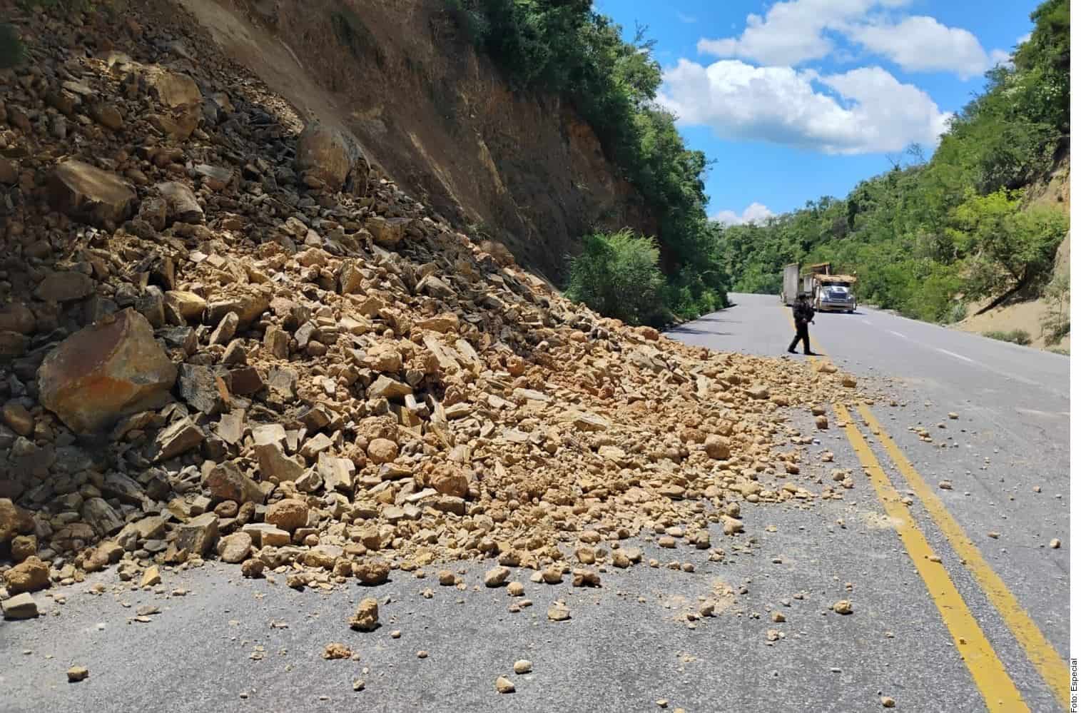 Derrumbe provoca cierre parcial en vía Victoria-Monterrey Derrumbe provoca cierre parcial en vía Victoria-Monterrey