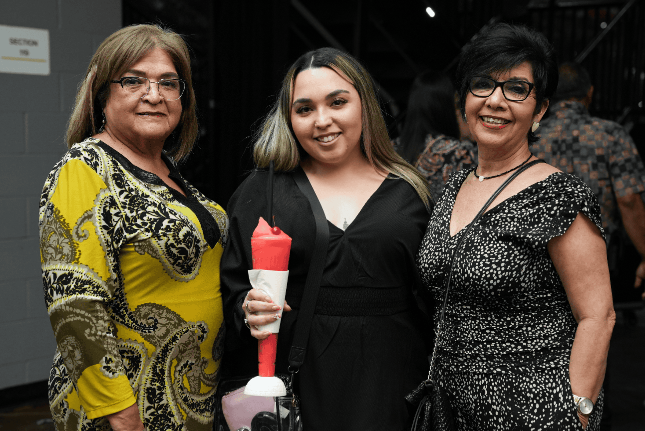 Amparo, Alejandra y Elva  Jiménez.