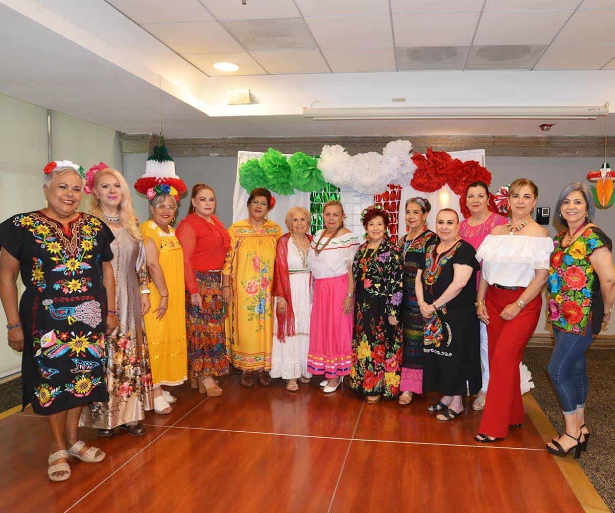 ´Amigas con Corazón´ visten trajes típicos ´Amigas con Corazón´ visten trajes típicos