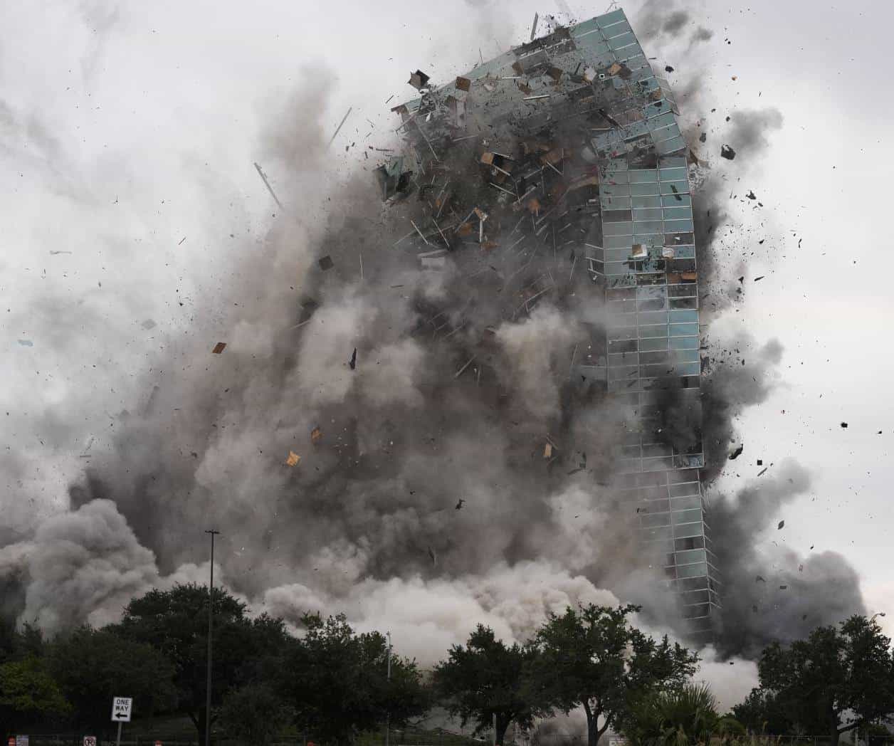 Demuelen edificio de 22 niveles en Luisiana