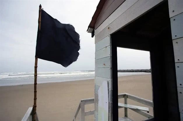 Cierran Playa Miramar por desbordamiento del mar Cierran Playa Miramar por desbordamiento del mar