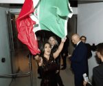 Salma Hayek ondea bandera de México  en Festival de Toronto