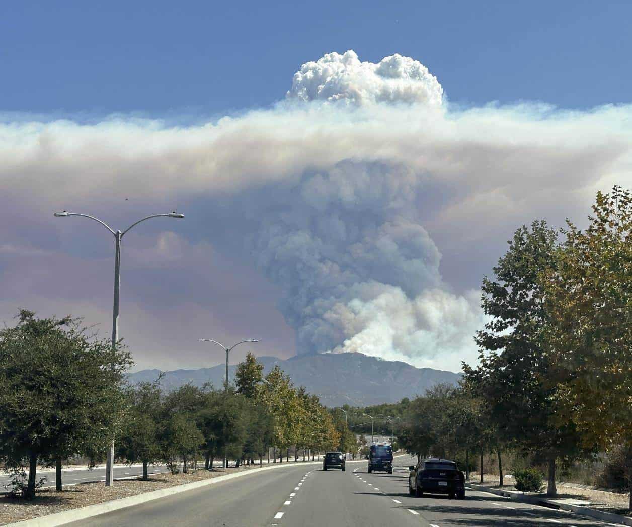 Evacúan a 6 mil personas: Tiempo fresco ayudará a combatir el incendio Evacúan a 6 mil personas: Tiempo fresco ayudará a combatir el incendio