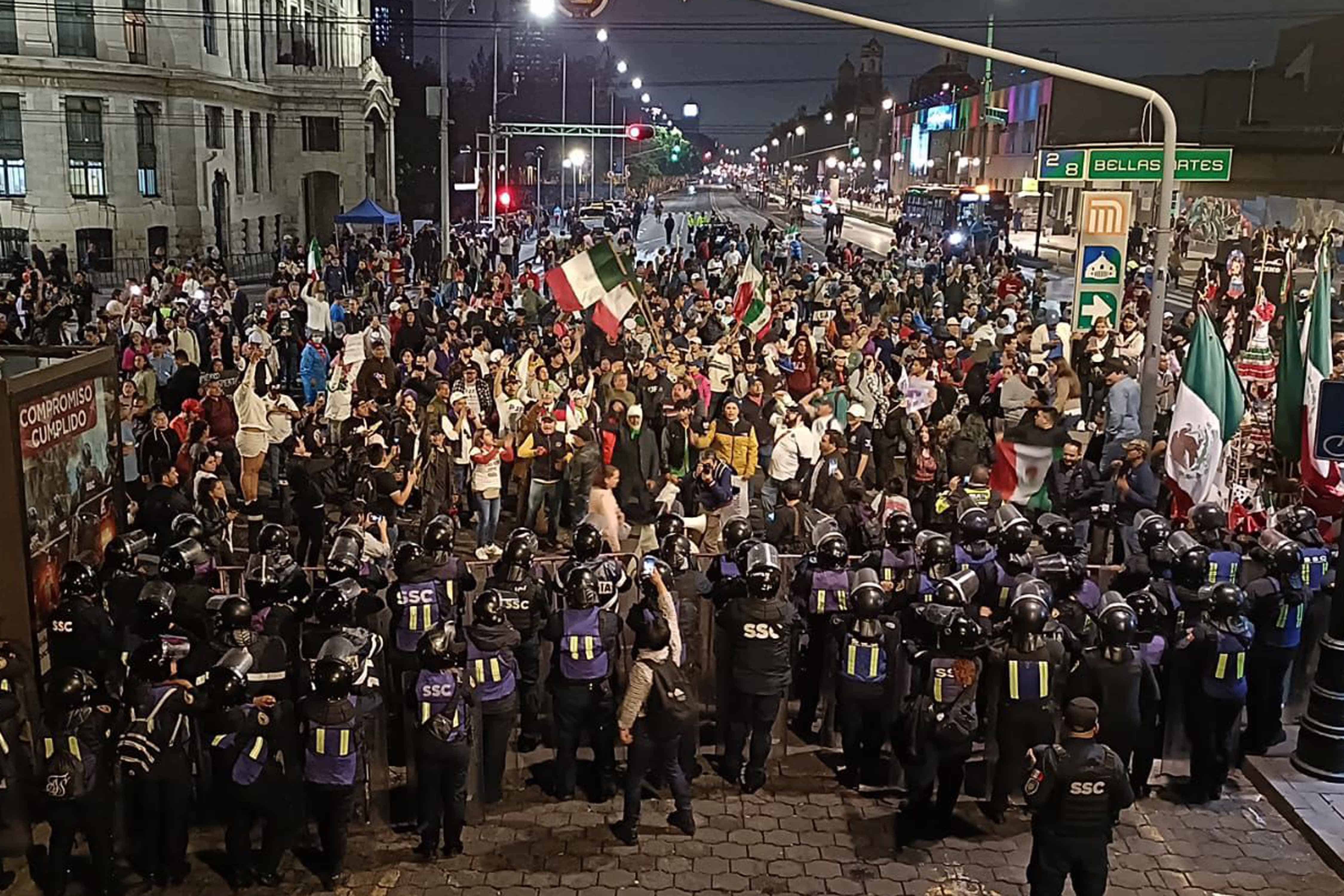 Enfrentamiento entre trabajadores del PJF y policías afuera del Senado