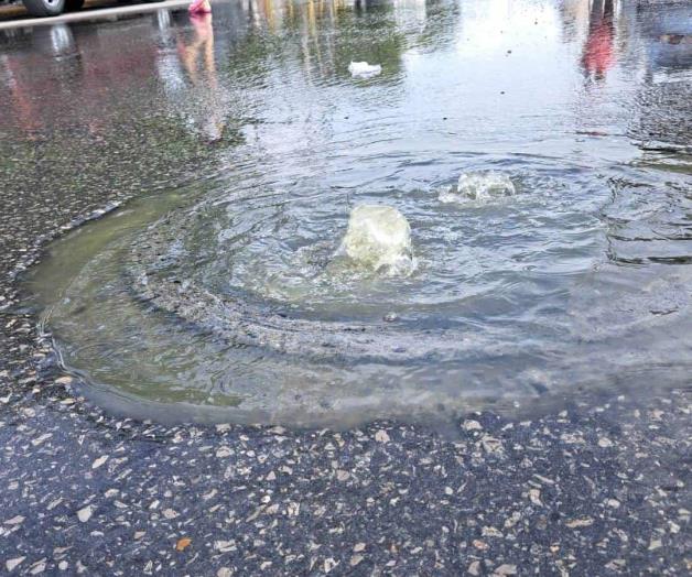 Vecinos de la colonia Cañada exigen solución ante fuga de aguas residuales