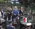 Participan AMLO y Claudia Sheinbaum en desfile de aniversario de Niños Héroes