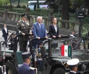 Participan AMLO y Claudia Sheinbaum en desfile de aniversario de Niños Héroes