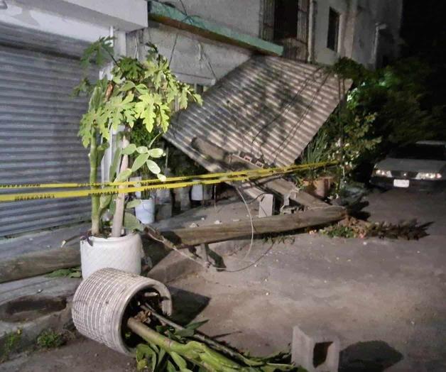 Accidente en Monterrey por camión que derriba poste