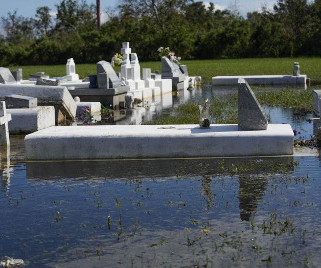 Daña cementerios y negocios: Emergen ataúdes durante paso de ´Francine´ en Dulac