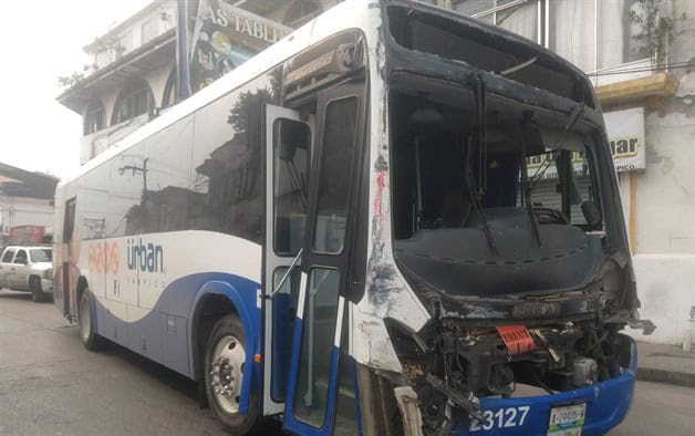 Fuerte choque entre dos autobuses urbanos en Tampico deja 8 heridos