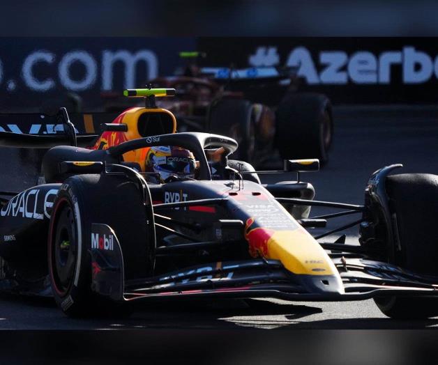 Carlos Sainz se atraviesa a Checo Pérez y causa accidente; ambos fuera de GP Azerbaiyán