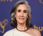 Emmy 2024: la mexicana Issa López deslumbra en alfombra roja