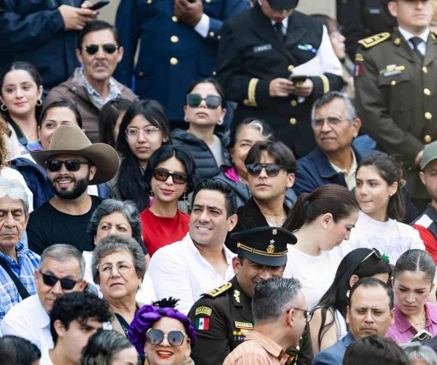 Christian Nodal y Ángela Aguilar en el desfile cívico