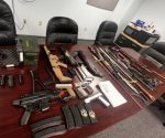 Detienen a adolescente en Florida que poseía arsenal de armas