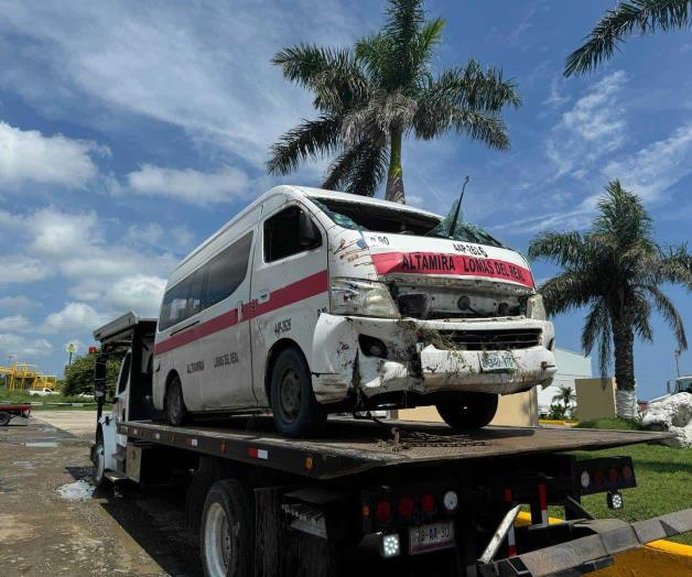 Vuelca ´combi´ de transporte público Vuelca ´combi´ de transporte público