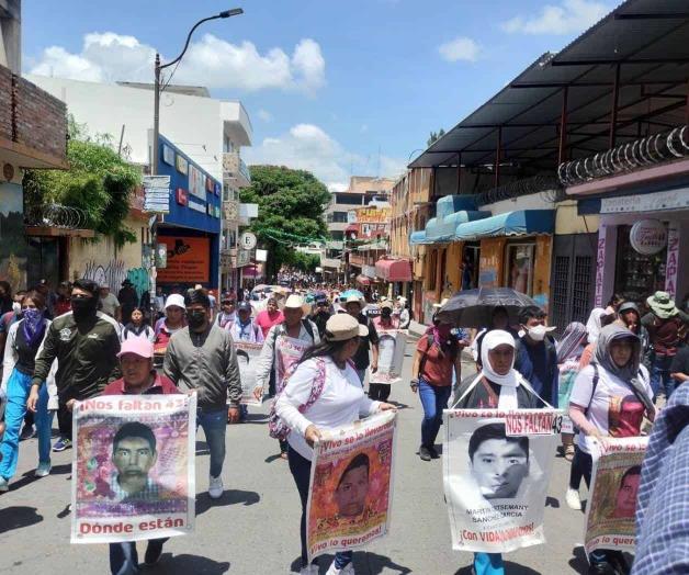 Reprochan a AMLO no indagar a Ejército por Ayotzinapa