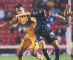 Gallos vencen a Tigres en un emocionante encuentro de fútbol