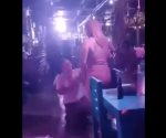 Hombre le pide matrimonio a bailarina de bar, en Tabasco