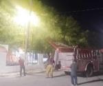 Atienden bomberos corto en una escuela
