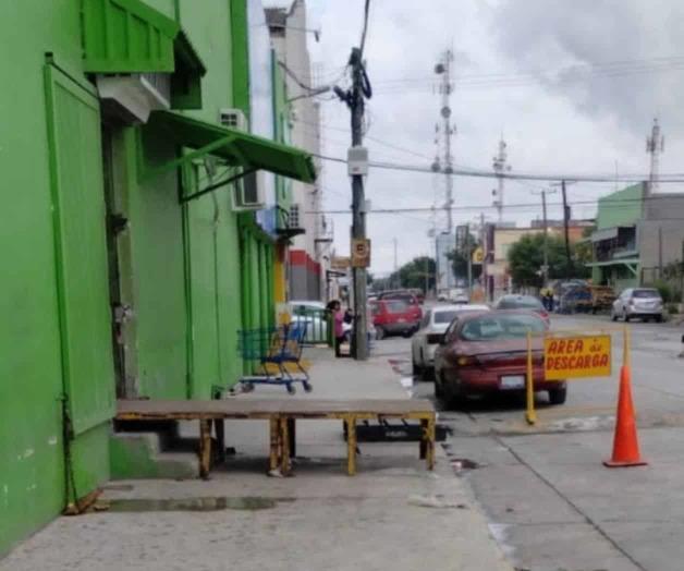 Montacarguistas obstruyen paso a peatones en centro de Río Bravo