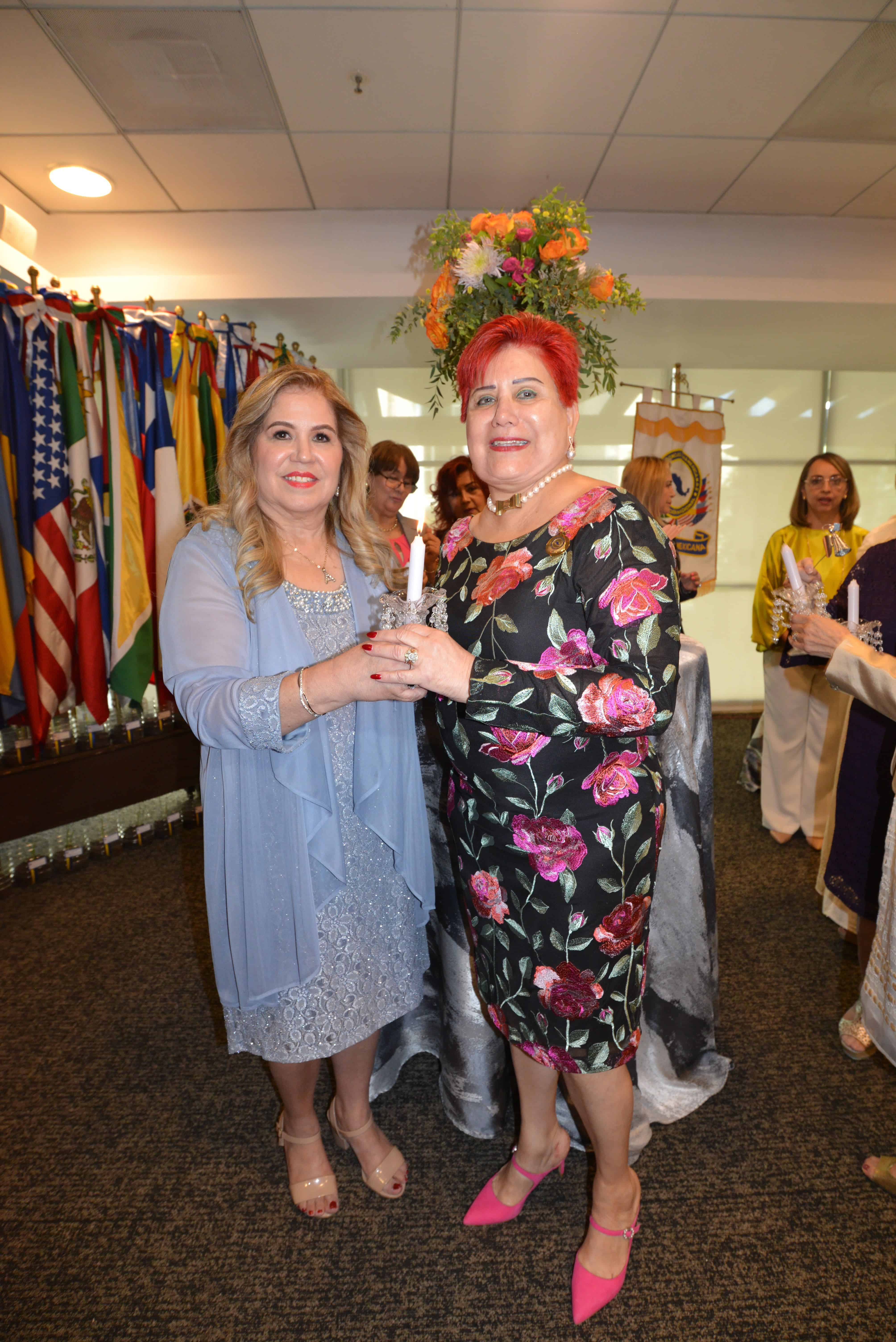 n Magdalena Santos de Tamez, Presidenta Nacional entrega La Luz a Angelina Estrada de Hernández.