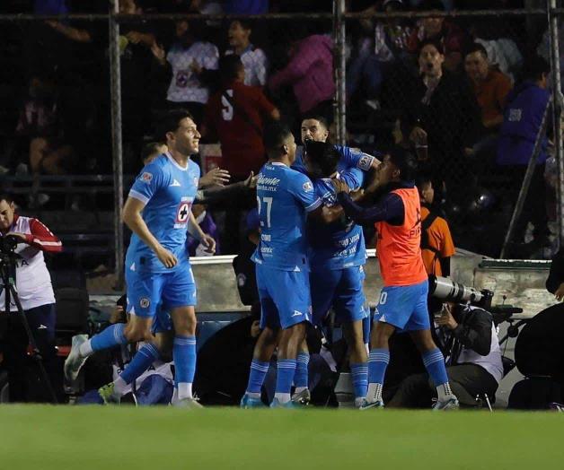 Cruz Azul triunfa sobre 1-0 Chivas y mantiene el liderato de la Liga Mx