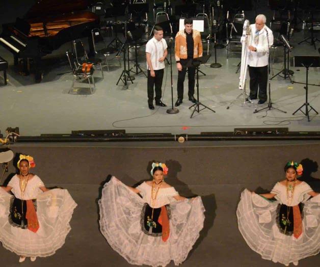 Un recorrido musical: Disfrutan de ¡Viva México! Un recorrido musical: Disfrutan de ¡Viva México!