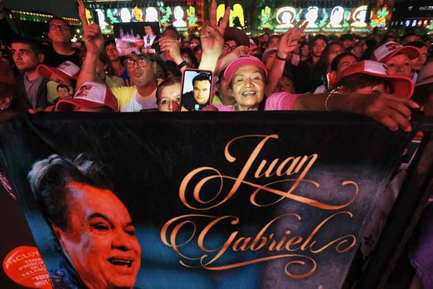 Homenaje a Juan Gabriel en el Zócalo de la Ciudad de México