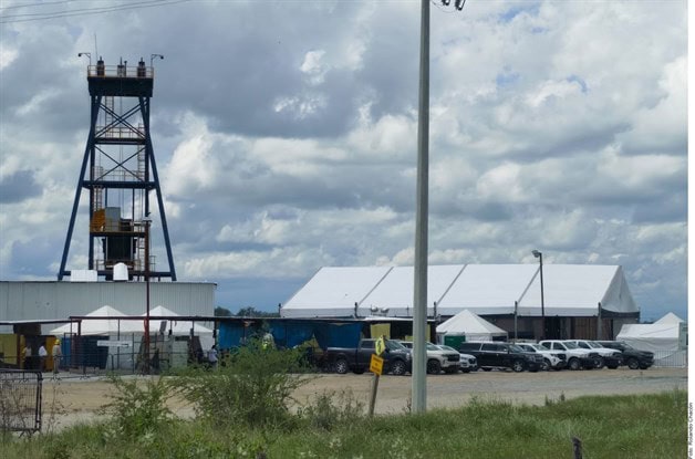 Dialogan AMLO y Sheinbaum con familiares de mineros