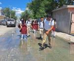 Fugas de aguas residuales afectan a estudiantes y vecinos en la calle Aduanales