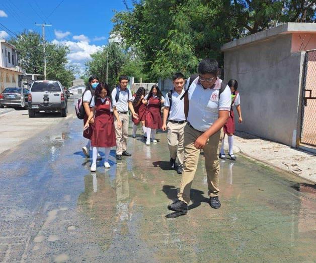 Fugas de aguas residuales afectan a estudiantes y vecinos en la calle Aduanales