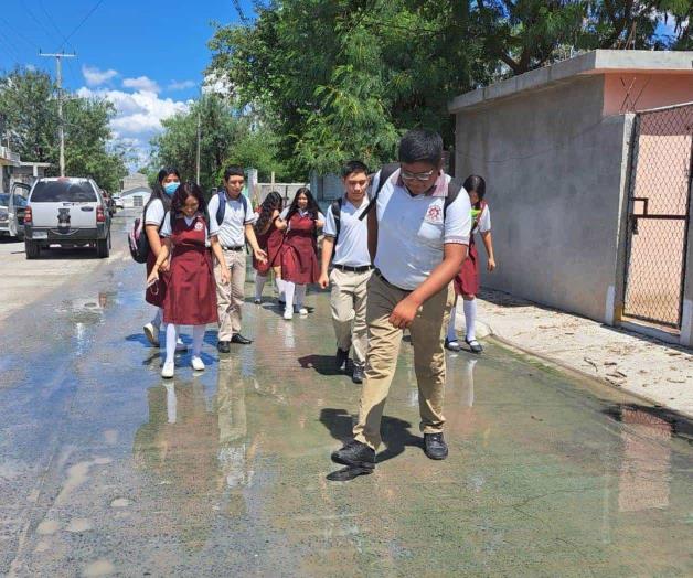 Rodean fugas de agua a la Secundaria Técnica 83 de Reynosa