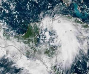 Alerta roja y medidas por tormenta tropical Helene en Quintana Roo