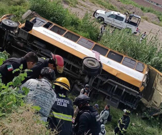 Volcadura de autobús deja un estudiante sin vida y 33 heridos en Celaya