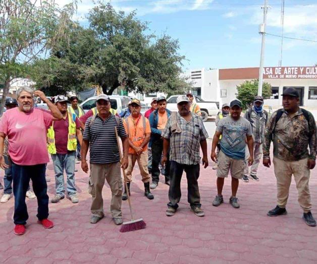 Reclaman a las autoridades salientes: Exigen trabajadores  pago de aguinaldos