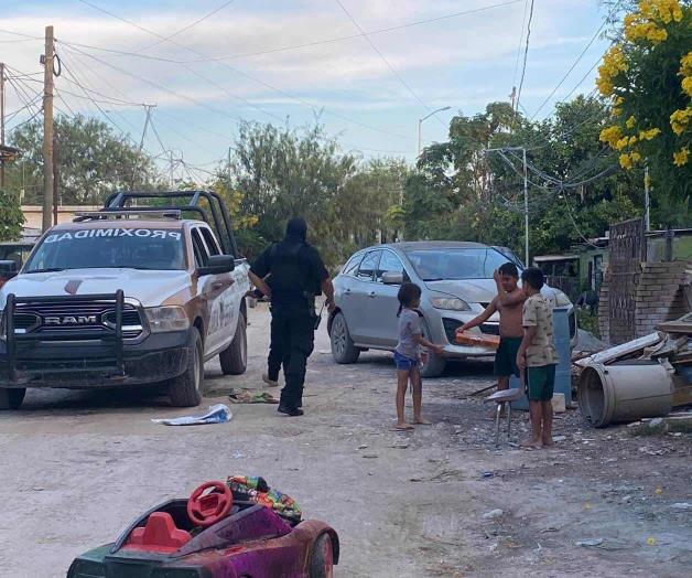 Reparte pizzas a niños la Policía de Proximidad Reparte pizzas a niños la Policía de Proximidad