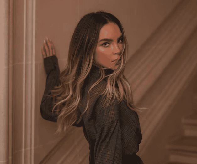 Belinda deslumbra con elegante conjunto blanco de short y blazer Belinda deslumbra con elegante conjunto blanco de short y blazer