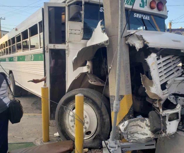 Pasajeros lesionados al chocar cami&oacute;n en poste