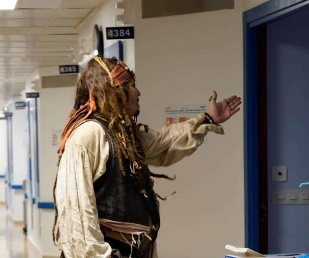 Llega Johnny Depp como Sparrow a hospital de San Sebastián