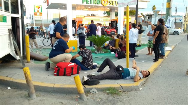 Pasajeros lesionados al chocar cami&oacute;n en poste