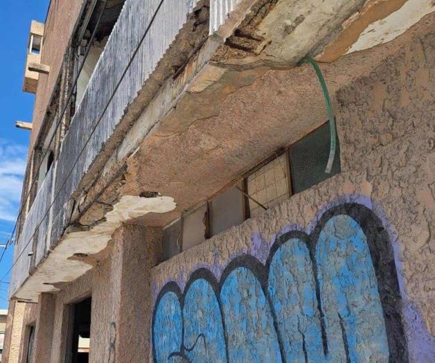 Se desmorona edificio en Reynosa; transeúntes en grave peligro