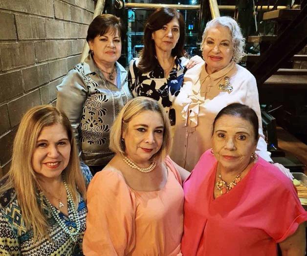 Le cantan las mañanitas a Ana María de León de García