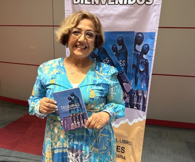 Lolis Cueva Luna presenta su libro ante más de cien personas