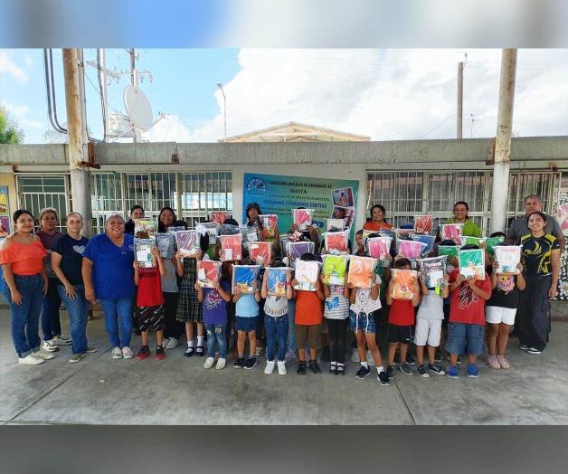 Entregan útiles en la escuela Carolina Balboa en Reynosa