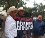 Se reúnen simpatizantes de AMLO para darle las gracias afuera de su casa