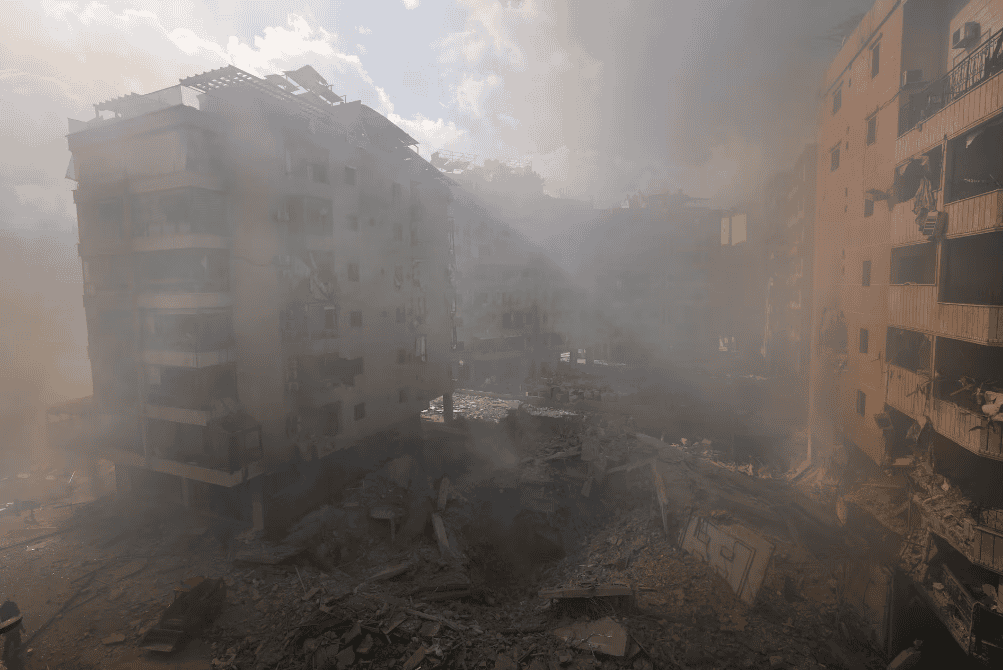 Destrozos causados en varios bloques de viviendas tras un bombardeo israelí en el barrio de Dahiyeh en Beirut, este miércoles.