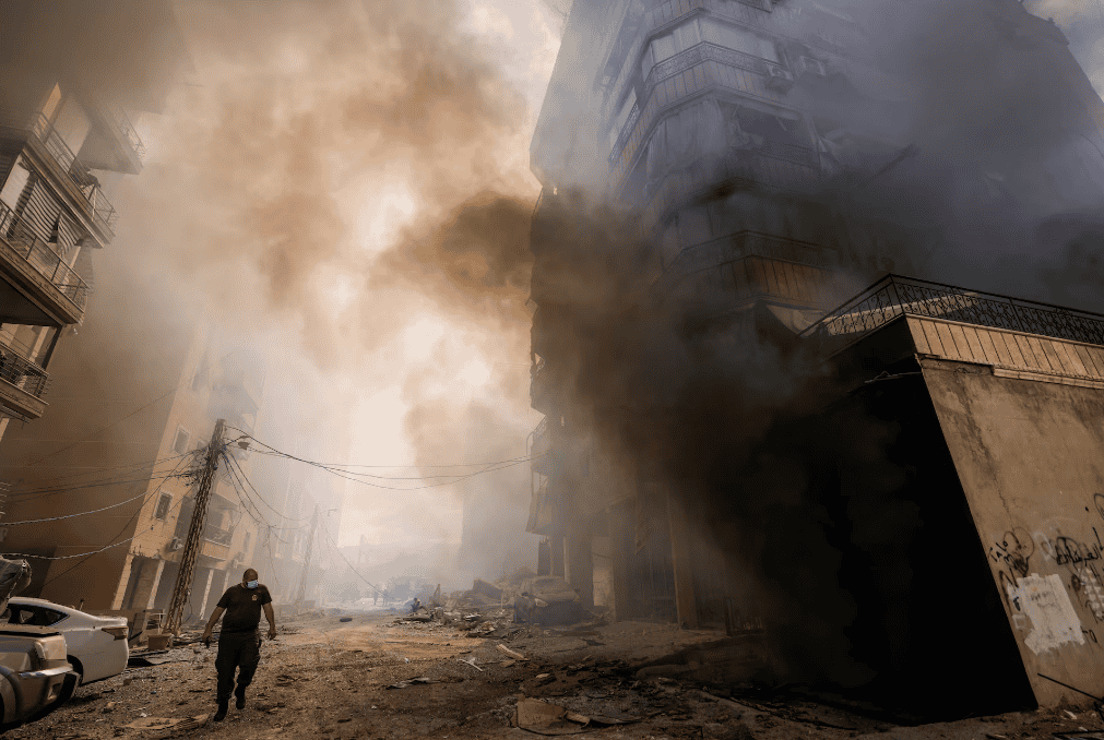 Un edificio en llamas tras un ataque israelí en el barrio de Dahiye, en el sur de Beirut, este miércoles.