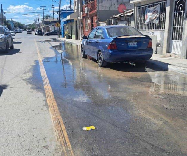 Lamentan desperdicio de agua potable por fuga en Colonia La Cañada