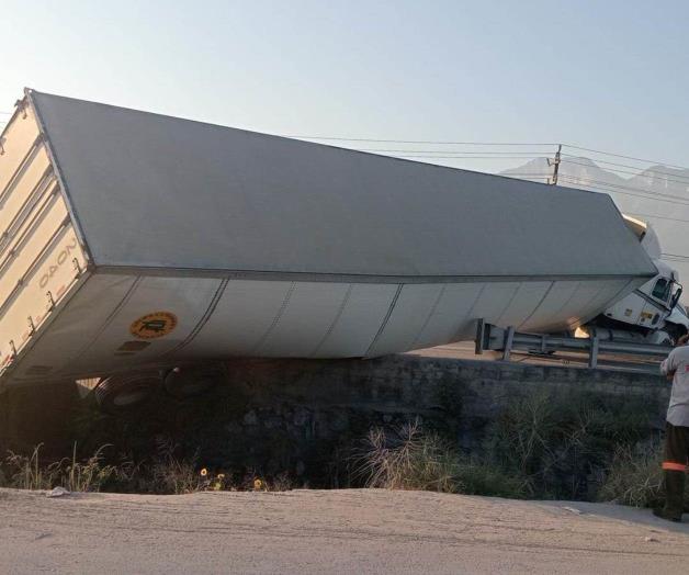 Accidente de tráiler en Libramiento Noroeste de García, NL